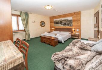 Hotel Gran Baita has rooms with a private hot tub