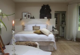 La chambre blanche allows 18 year olds to book a room