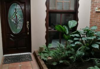 Casa familiar La Arboleda allows 18 year olds to book a room