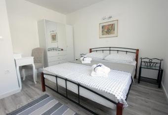 Apartment Dea has Smoking/Balcony rooms