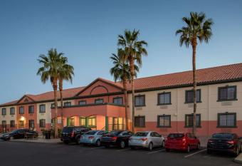 Baymont by Wyndham Phoenix I-10 near 51st Ave allows 18 year olds to book a room