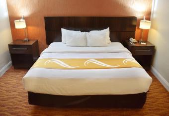 Quality Inn & Suites Middletown - Newport has rooms with a private hot tub