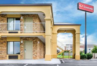 Econo Lodge has Smoking rooms