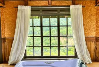 Pousada Villa da Uva has rooms with a private hot tub