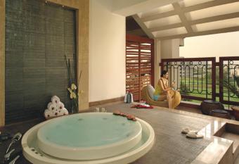 Jaypee Greens Golf and Spa Resort has rooms with a private hot tub