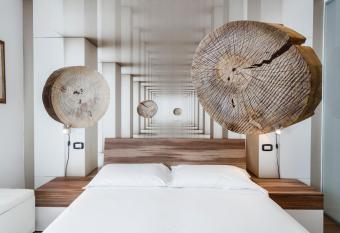 Hotel Sole Holiday has Balcony rooms