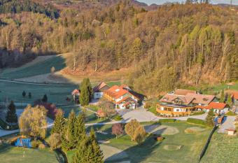 Natura Amon has Balcony rooms