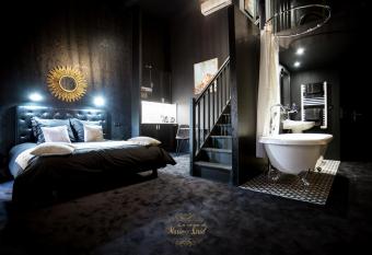 Les Secrets de Marie-Astrid, Suite Love Room allows 18 year olds to book a room
