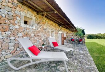 Agroturisme Son Pons has rooms with a private hot tub