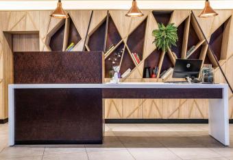 H  tel Mercure Paris Gennevilliers allows 18 year olds to book a room