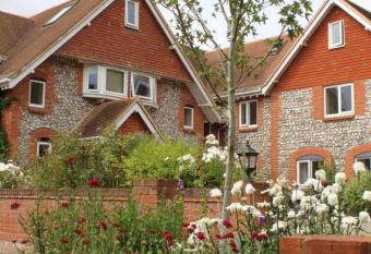 Stonehenge Hostel - YHA Affliated allows 18 year olds to book a room