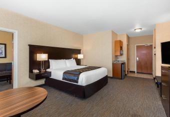 Wingate by Wyndham Moses Lake has rooms with a private hot tub