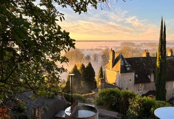 Ch  teau de Nazelles Amboise has rooms with a private hot tub