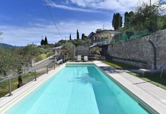 Apt in villa con sauna, piscina e campo da sport has Balcony rooms