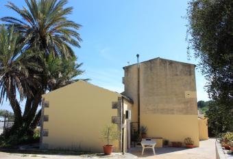 2 bedrooms house with furnished terrace at Noto 6 km away from the beach has Balcony rooms