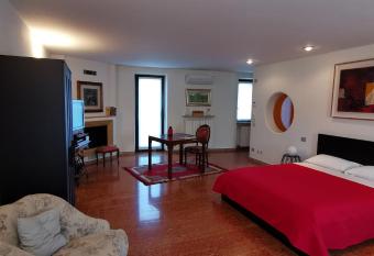 A Casa di Tom has rooms with a private hot tub