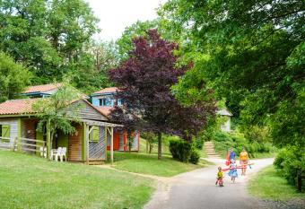 Camping Le Hameau du Petit Lay allows 18 year olds to book a room