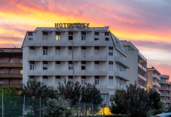 Hotel City has Balcony rooms