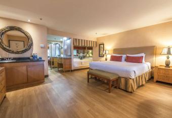 Best Western Plus Las Brisas Hotel has rooms with a private hot tub