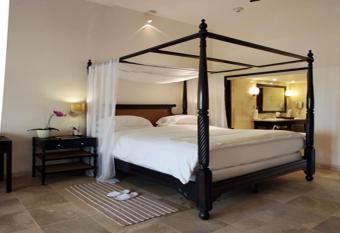 Casa Colonial Beach & Spa has rooms with a private hot tub