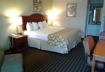 Baymont by Wyndham Clarksville Northeast has rooms with a private hot tub