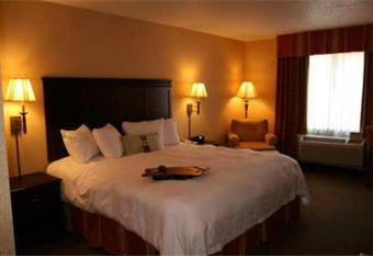 Hampton Inn Waterbury has rooms with a private hot tub