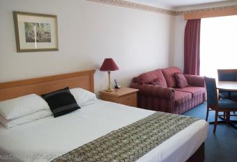 Best Western Plus All Settlers Motor Inn allows 18 year olds to book a room