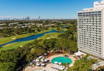 RACV Royal Pines Resort Gold Coast has rooms with a private hot tub
