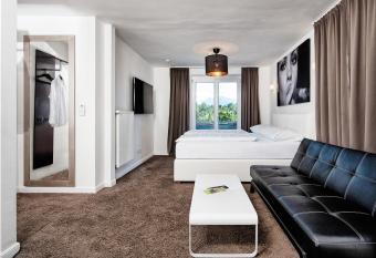 Hotel 24 Checkin Velden has rooms with a private hot tub