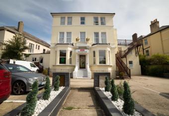 OYO Eagle House Hotel, St Leonards Hastings allows 18 year olds to book a room