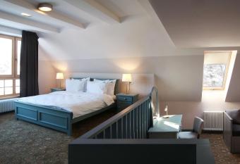 Conacul T  rzburg allows 18 year olds to book a room