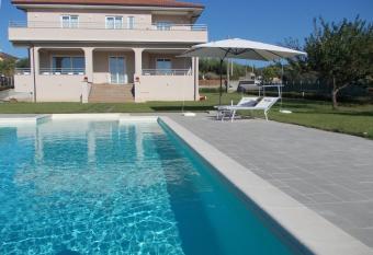 VILLA LAURO LUXURY B&B allows 18 year olds to book a room