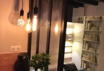 Vacance mesange avec parking allows 18 year olds to book a room