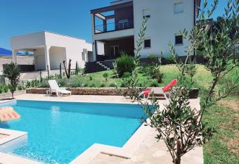 Villa Buna allows 18 year olds to book a room