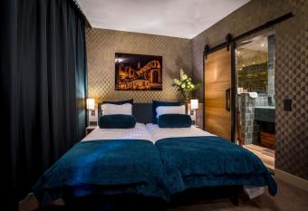 Slapen bij hofman allows 18 year olds to book a room