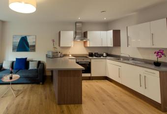 PREMIER SUITES PLUS Glasgow Bath Street allows 18 year olds to book a room