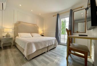 Hotel Paris allows 18 year olds to book a room