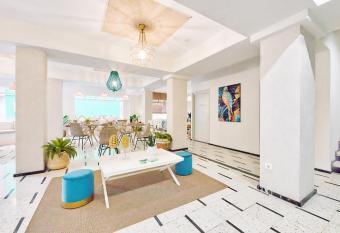 Mares  a Canteras Urban Hotel allows 18 year olds to book a room