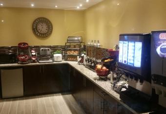 Parkway Motel & European Lodges has rooms with a private hot tub