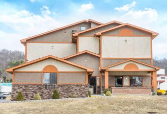 Super 8 by Wyndham Bedford allows 18 year olds to book a room