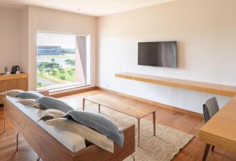 B Hotel Brasilia allows 18 year olds to book a room