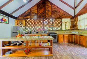 Casa Shaquir H has Balcony rooms