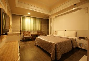 Hua Yue Hotel has rooms with a private hot tub