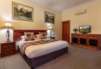 Mt Tamborine Stonehaven Boutique Hotel allows 18 year olds to book a room