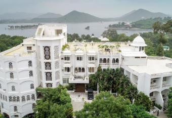 Hotel Hilltop Palace allows 18 year olds to book a room