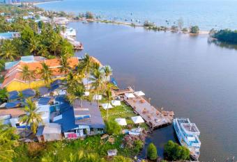 PhuQuoc EcoLodge allows 18 year olds to book a room