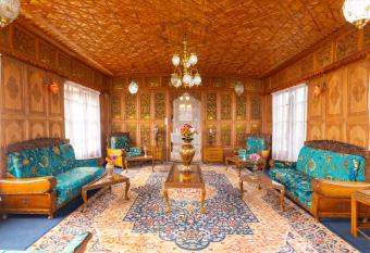 Wangnoo Heritage Houseboats has rooms with a private hot tub