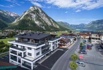 Arthur s Hotel und Apartments am Achensee has Balcony rooms