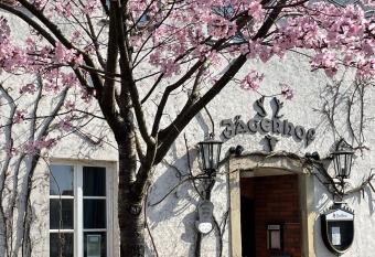 Hotel J  gerhof allows 18 year olds to book a room