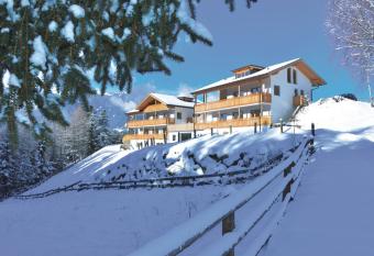 Apartmenthaus Fuchsmaurer has Balcony rooms